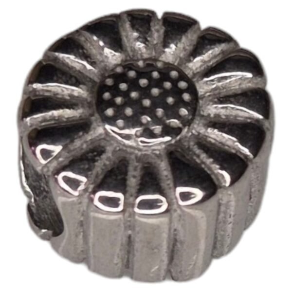 Bead in stainless steel, daisy design, 11mm